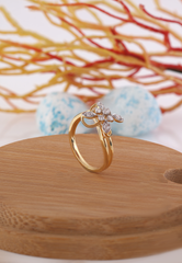 Elegant Gold Solitaire Ring with Round-Cut Diamond